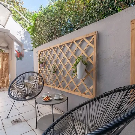 Charming Aceso In Central Atenas